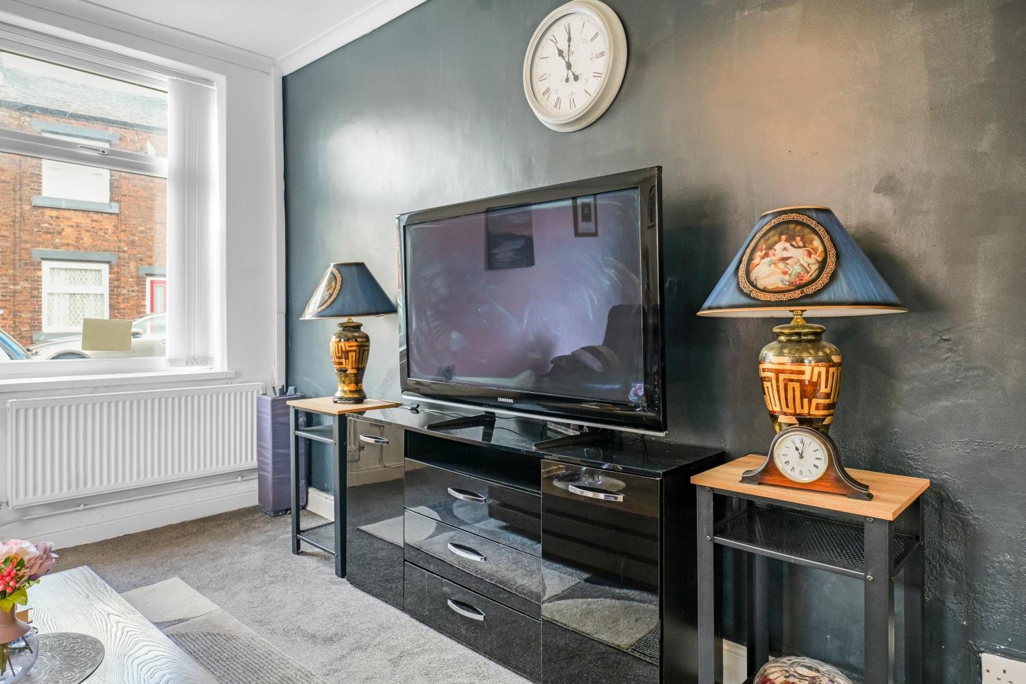 Rochdale 3 Bedroom House 2 Bath With Free Parking Sleeps 7 Exterior photo