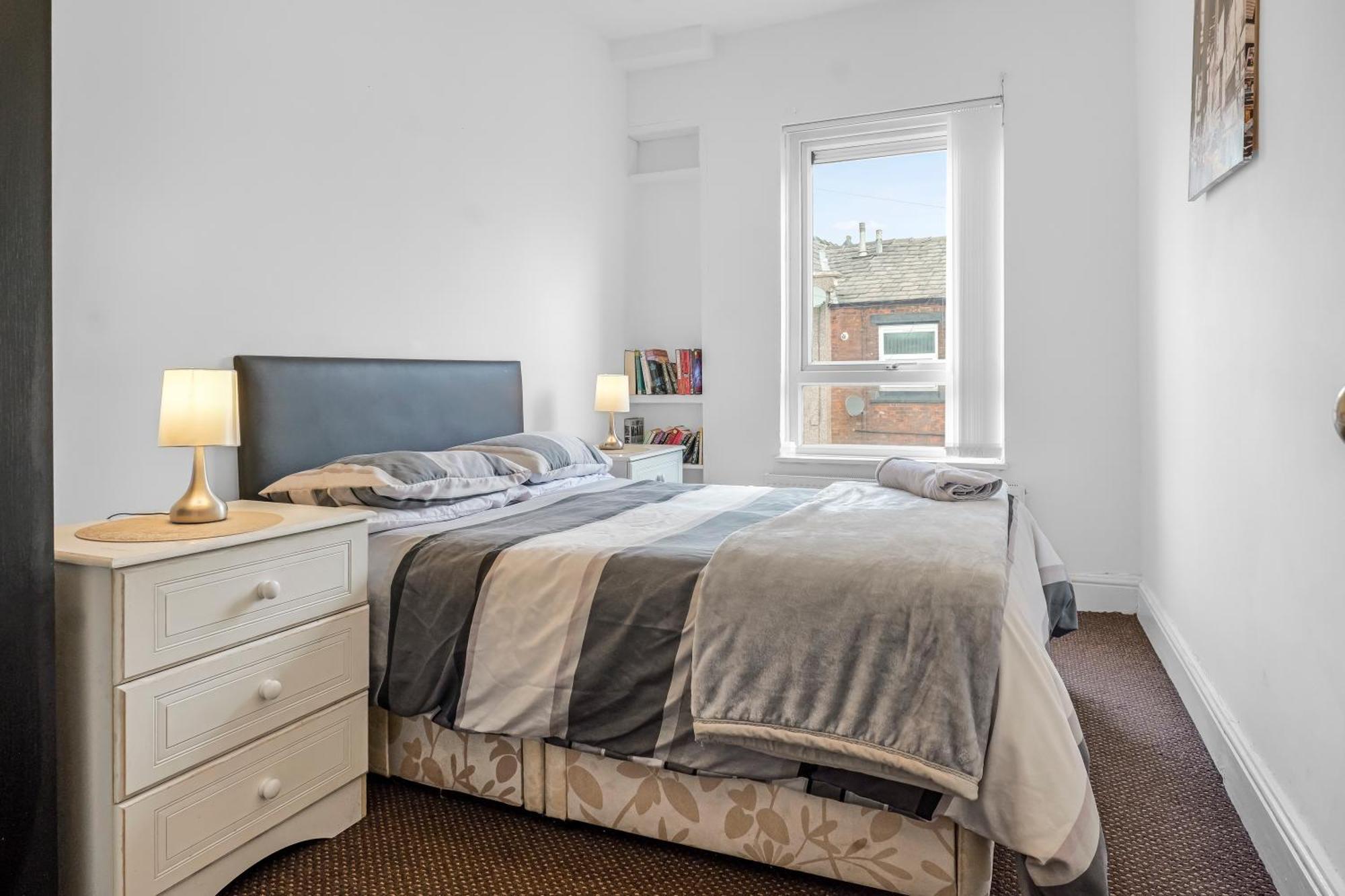 Rochdale 3 Bedroom House 2 Bath With Free Parking Sleeps 7 Exterior photo