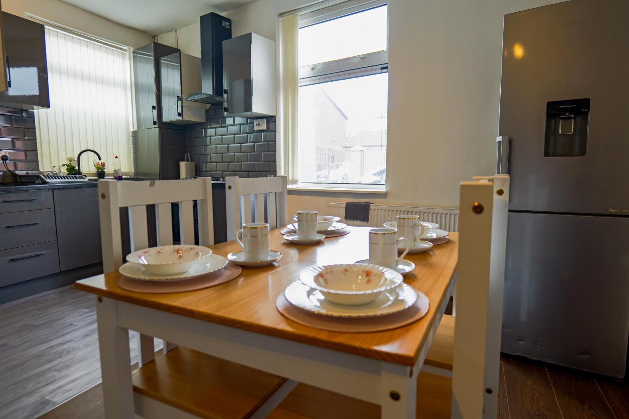 Rochdale 3 Bedroom House 2 Bath With Free Parking Sleeps 7 Exterior photo