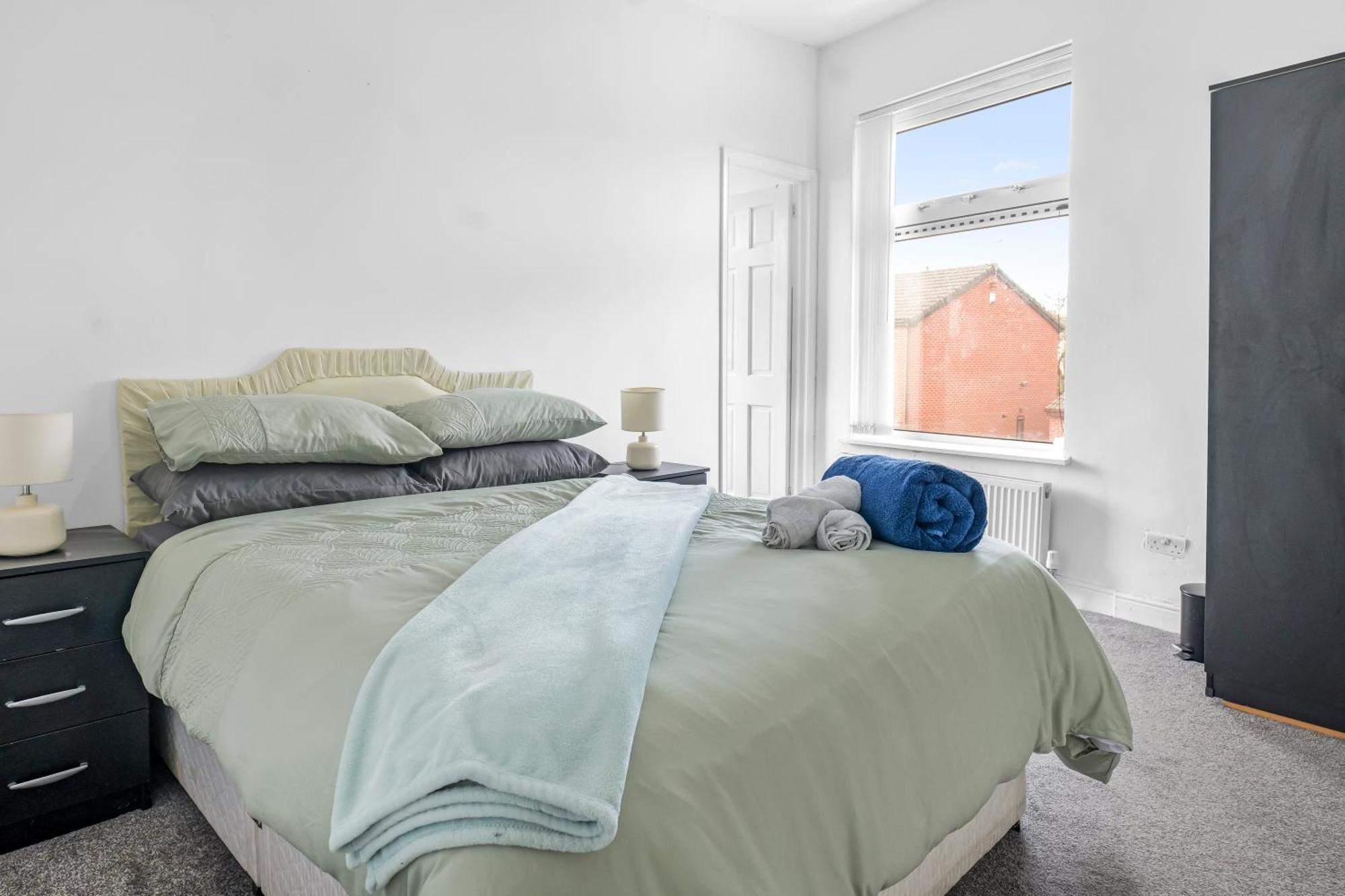 Rochdale 3 Bedroom House 2 Bath With Free Parking Sleeps 7 Exterior photo