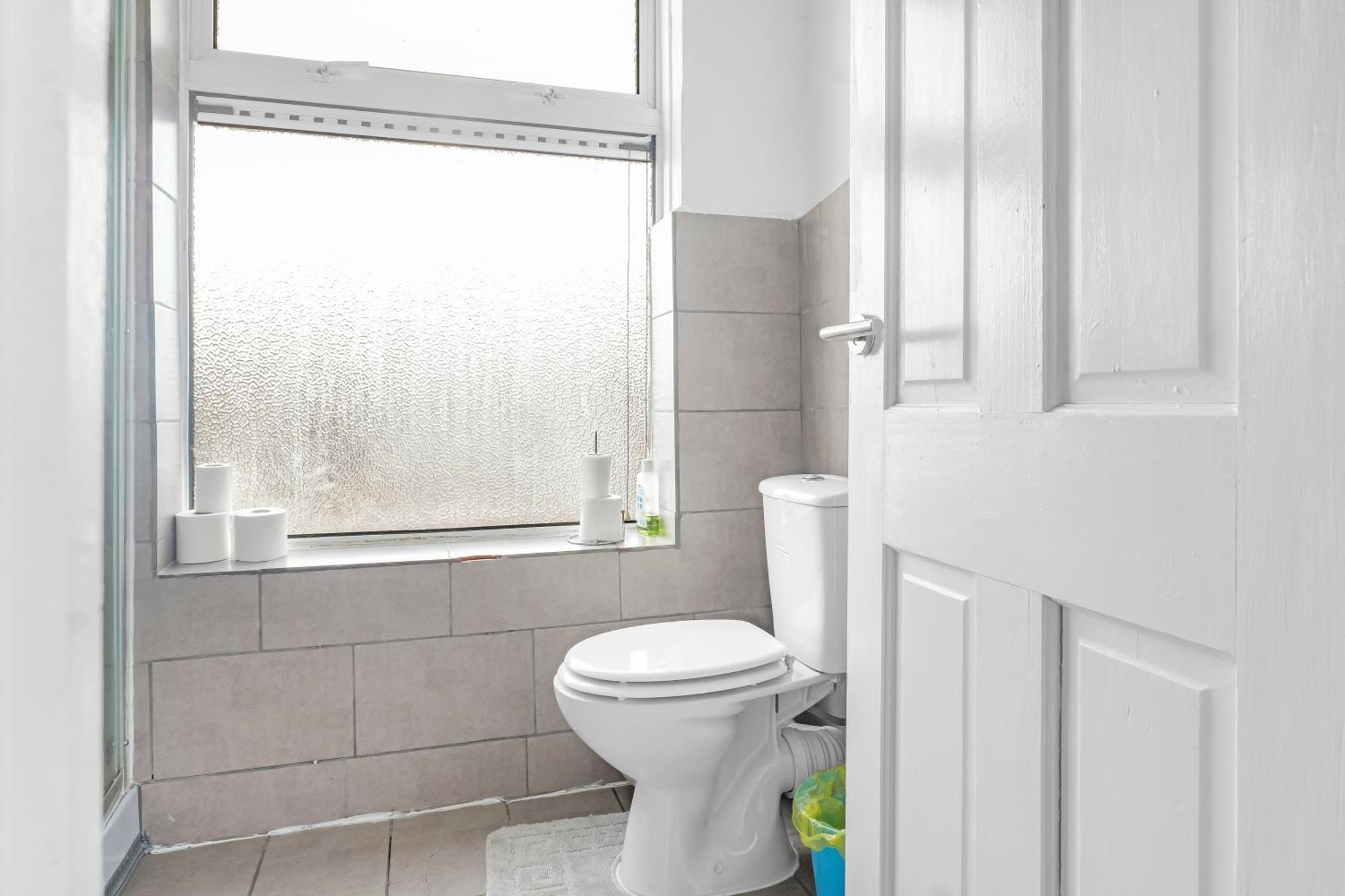 Rochdale 3 Bedroom House 2 Bath With Free Parking Sleeps 7 Exterior photo