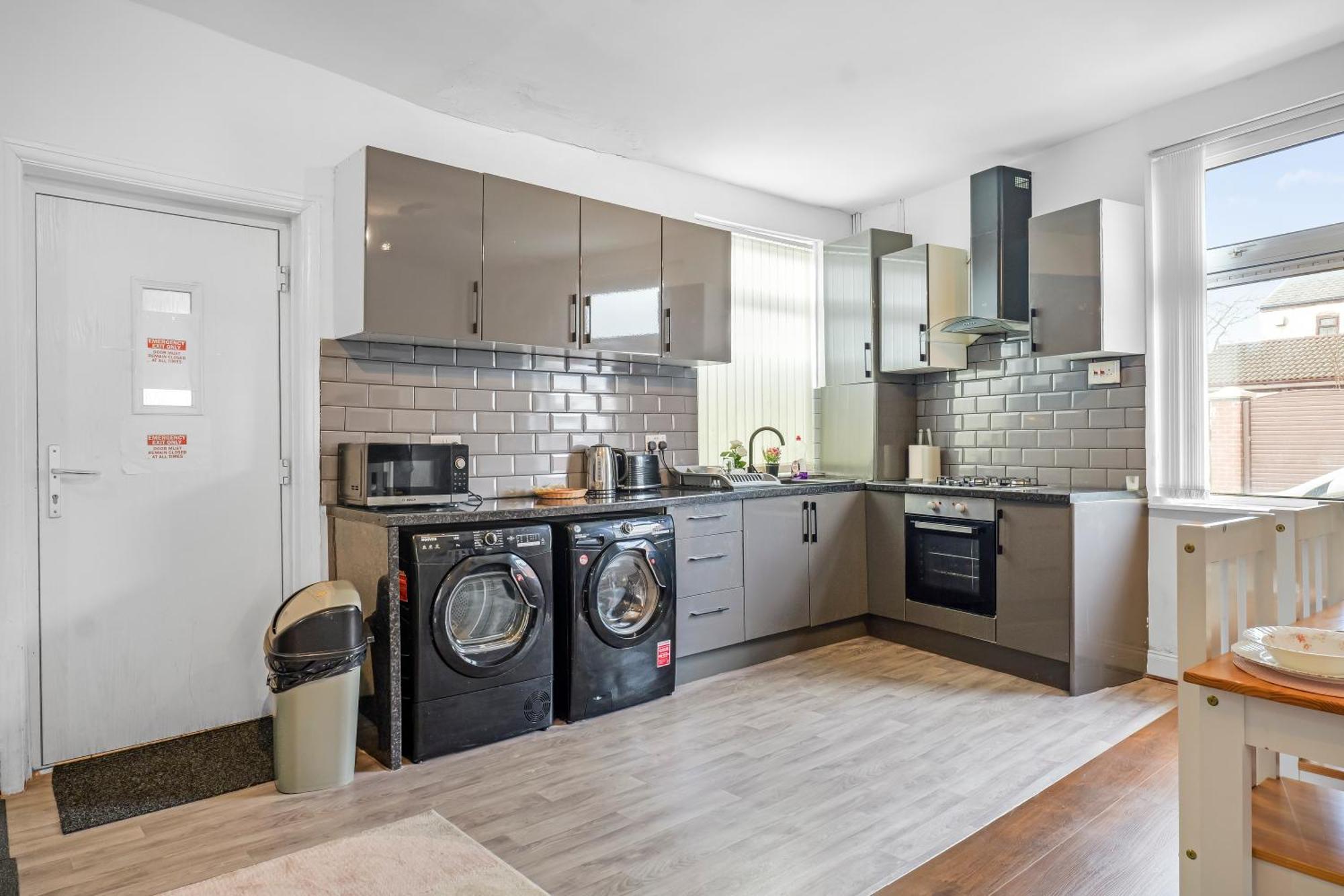 Rochdale 3 Bedroom House 2 Bath With Free Parking Sleeps 7 Exterior photo
