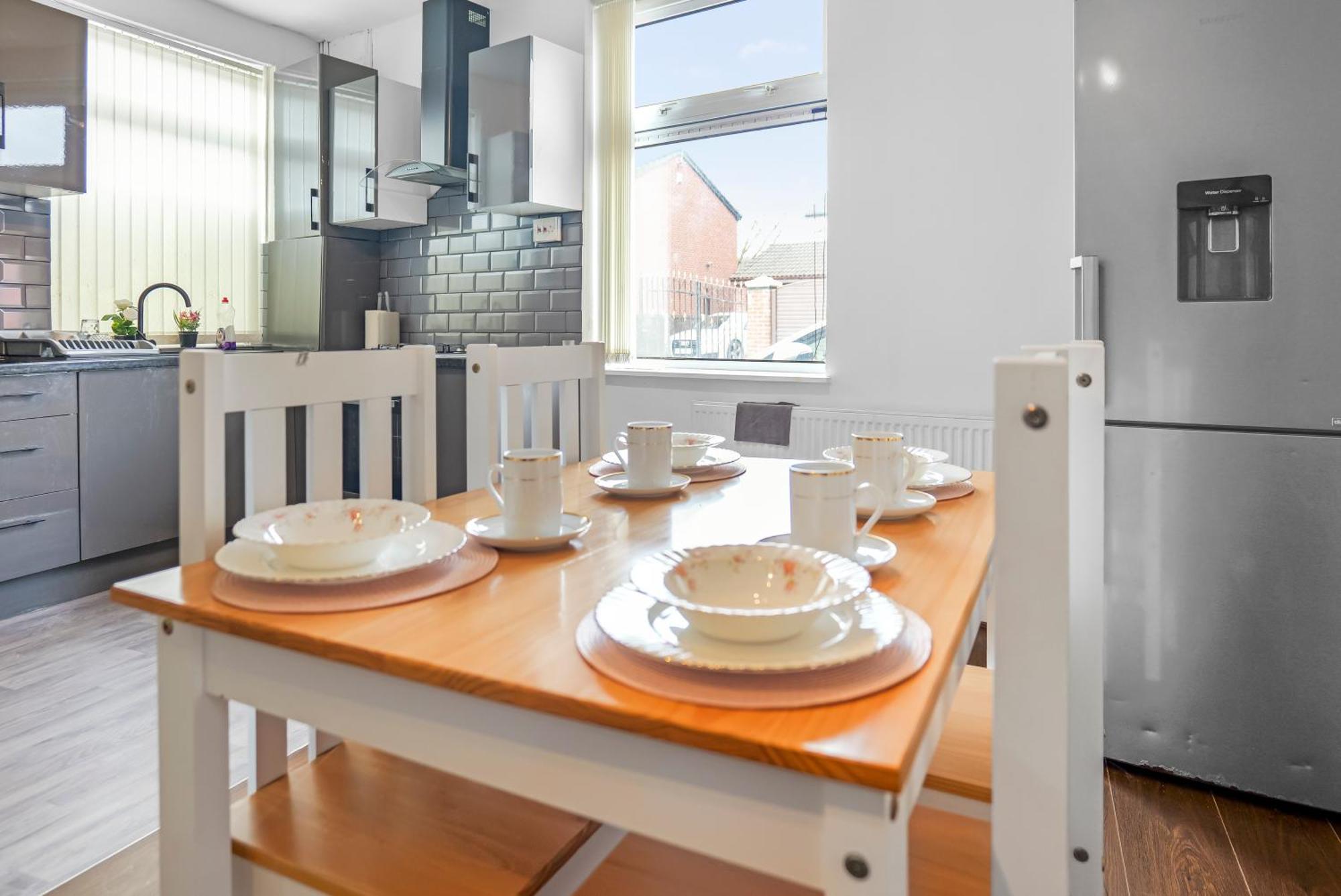 Rochdale 3 Bedroom House 2 Bath With Free Parking Sleeps 7 Exterior photo