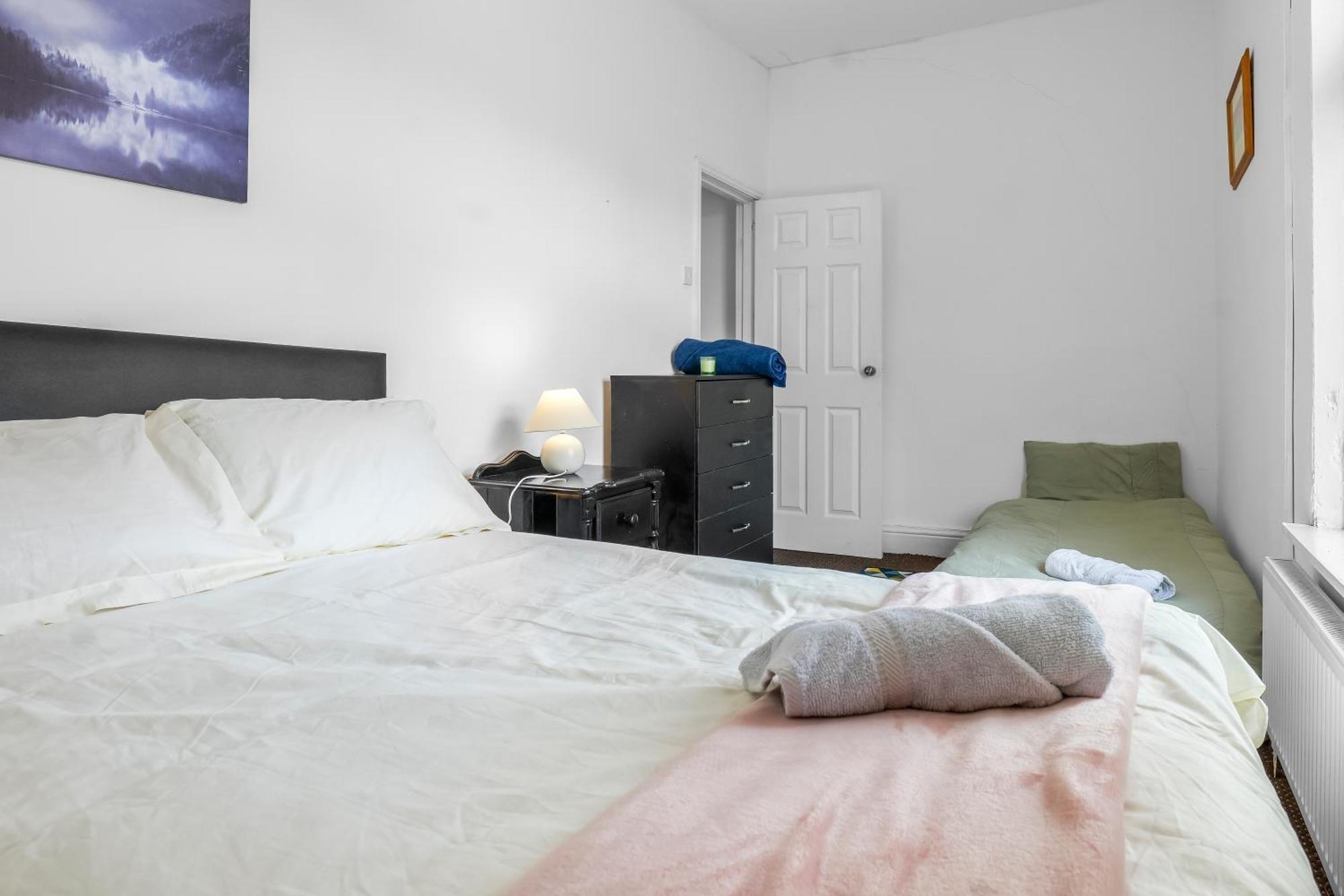 Rochdale 3 Bedroom House 2 Bath With Free Parking Sleeps 7 Exterior photo
