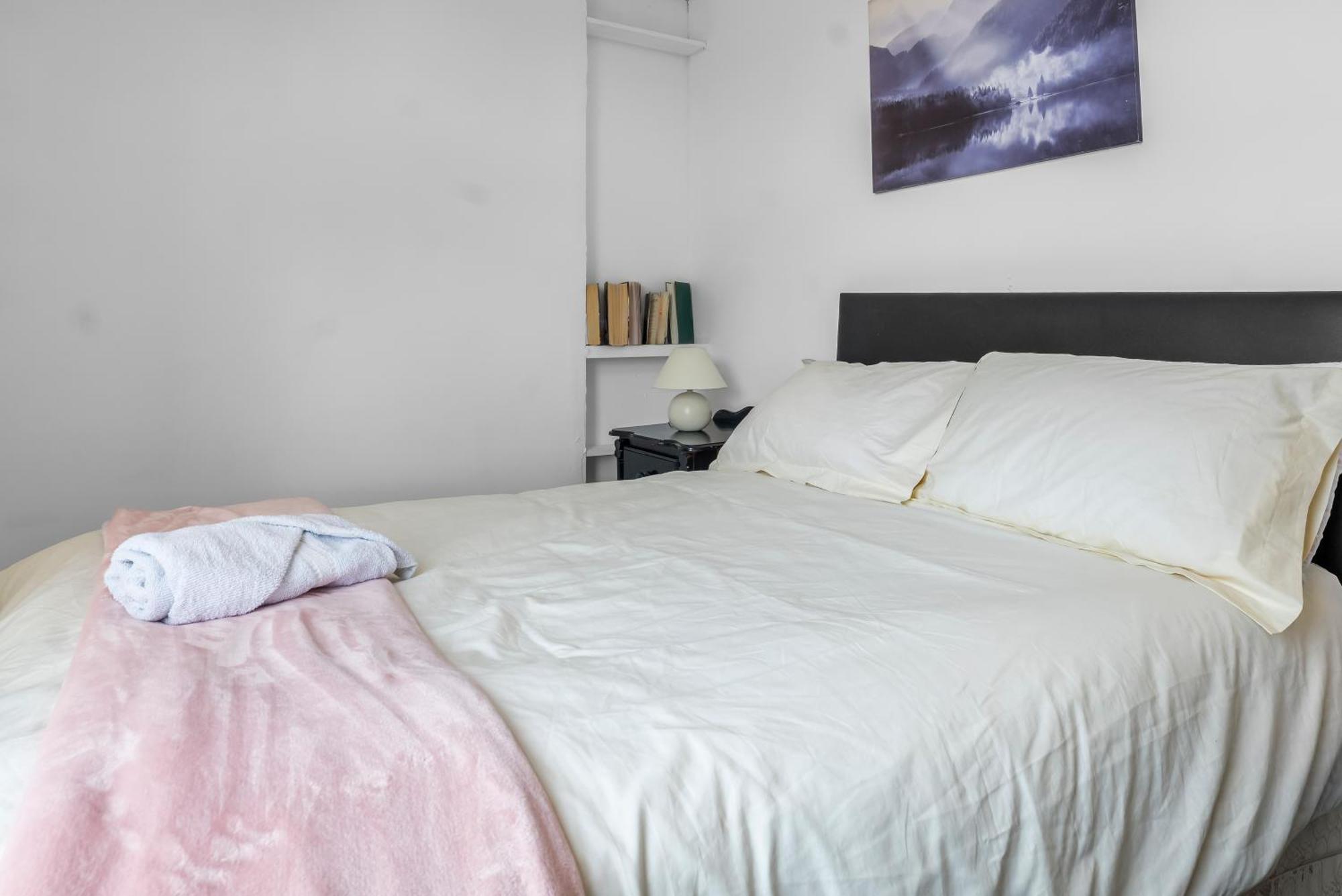 Rochdale 3 Bedroom House 2 Bath With Free Parking Sleeps 7 Exterior photo